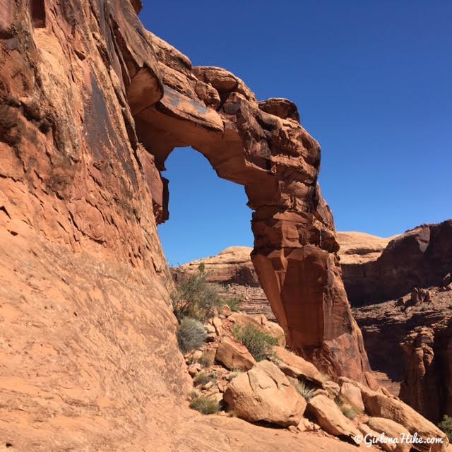 Hiking in Hunter Canyon, Moab