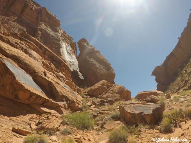 Hiking in Hunter Canyon, Moab