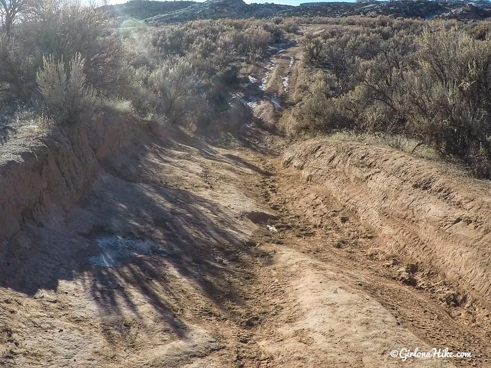 Hiking to Moonshine Arch, Vernal, Utah, Hiking in Utah with Dogs