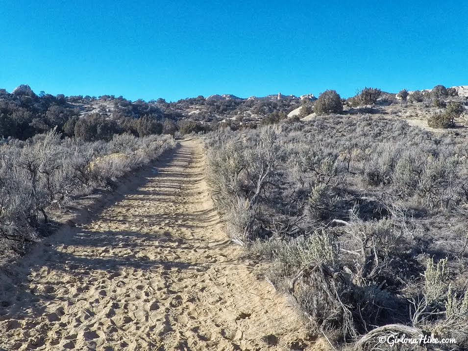 Hiking to Moonshine Arch, Vernal, Utah, Hiking in Utah with Dogs