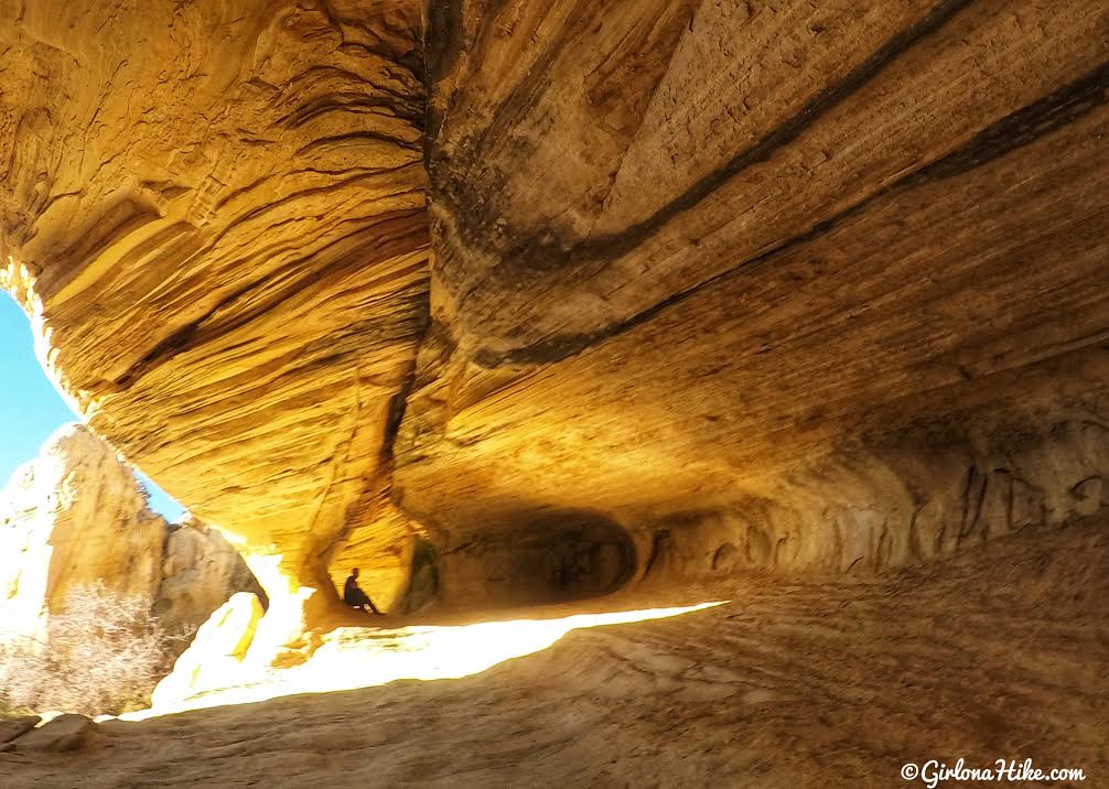 Hiking to Moonshine Arch, Vernal, Utah, Hiking in Utah with Dogs