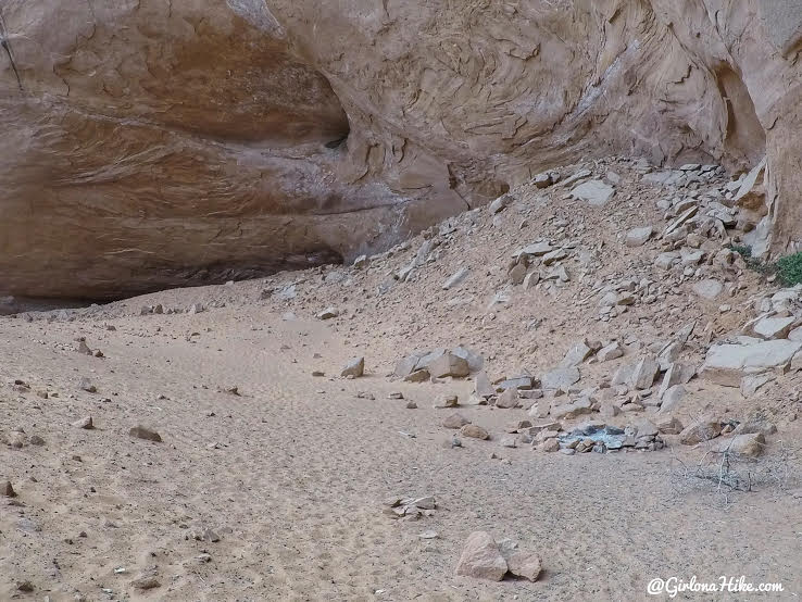 Hiking to Broken Bow Arch, Hiking in Grand Staircase Escalante National Moument, Hiking in Escalante with Dogs, Hiking to natural arches